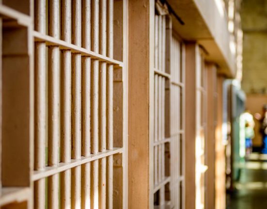 Angajatii penitenciarelor si politistii protesteaza luni la Guvern