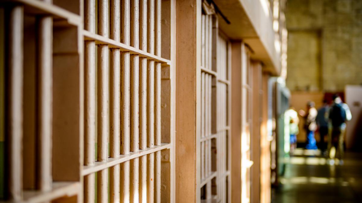 Angajatii penitenciarelor si politistii protesteaza luni la Guvern