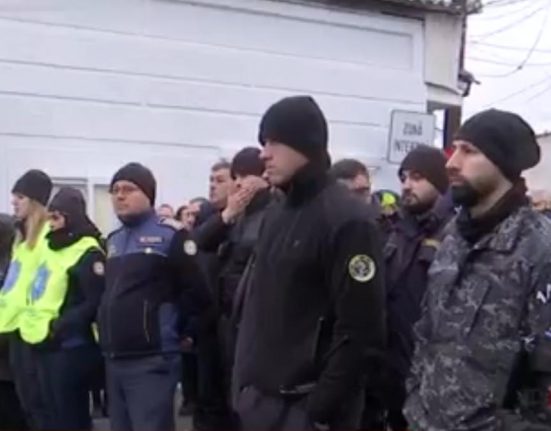Protest in fata penitenciarului Poarta Alba angajatii reclama pierderi salariale de peste 2000 de lei din cauza ordonantei trenulet