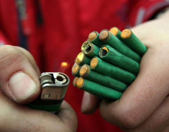 Tone de artificii si petarde confiscate de politie Ce amenzi risca vanzatorii si utilizatorii ilegali