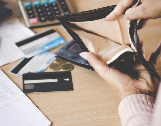 2025 Anul scumpirilor si al salariilor inghetate Singurul avantaj cresterea salariului minim