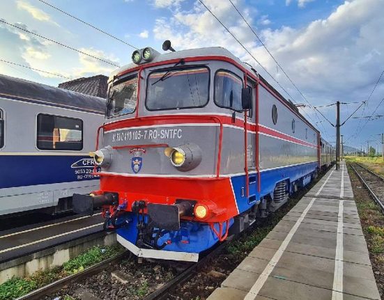 Accident feroviar intre Costisa si Buhusi Masina lovita de tren patru raniti