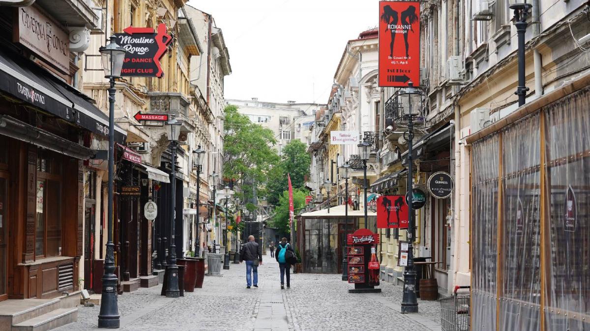 Administratorii unor baruri din Centrul Vechi si angajatii judecati pentru imbatarea si jefuirea turistilor straini