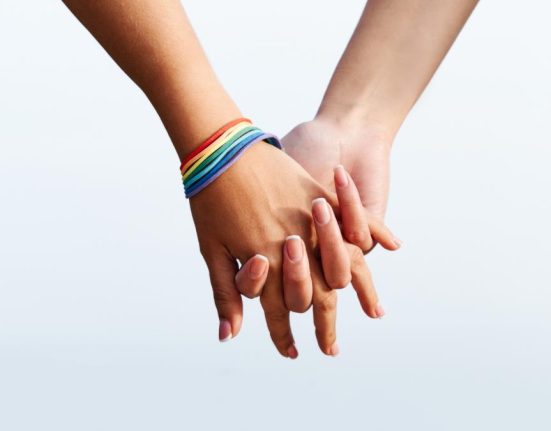 Aproape 70 la suta dintre romani resping total recunoasterea cuplurilor gay