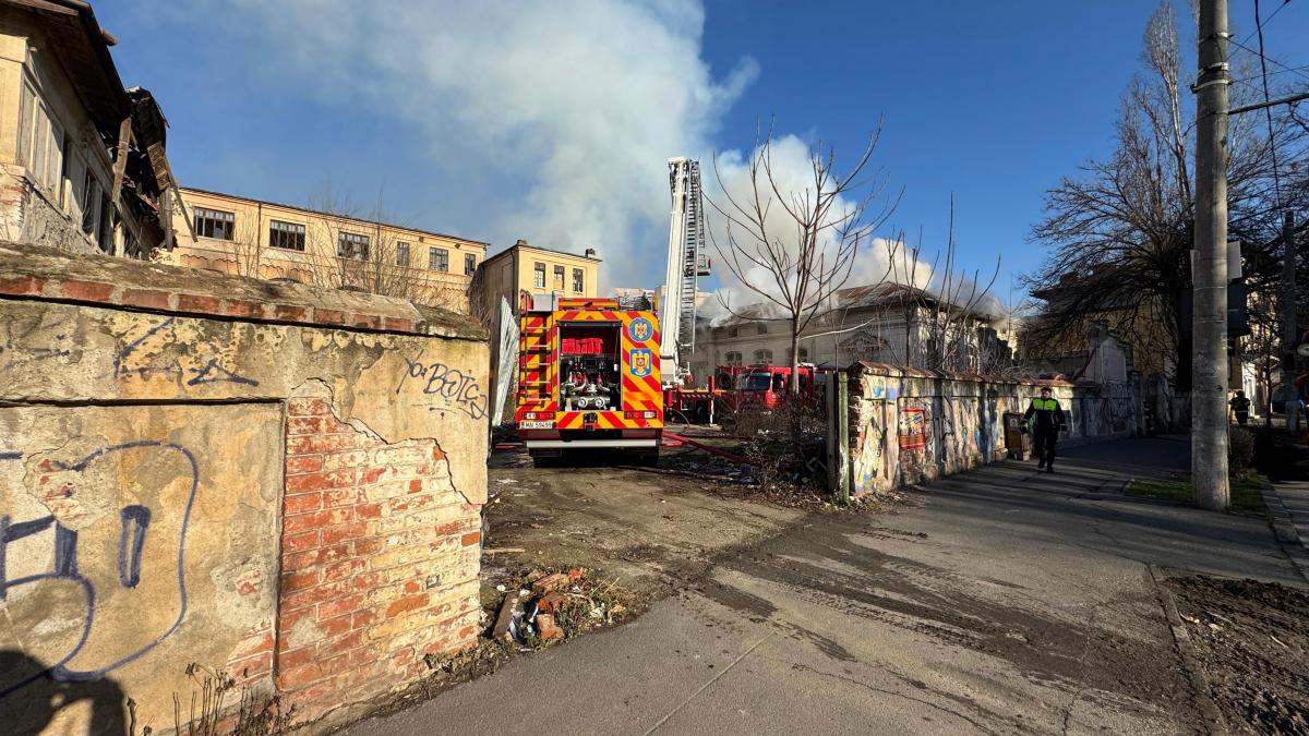 Aproape nimic nu a ramas din cladirea fostului Liceu Timpuri Noi distrusa de incendiu Vecinii acuza rechinii imobiliari