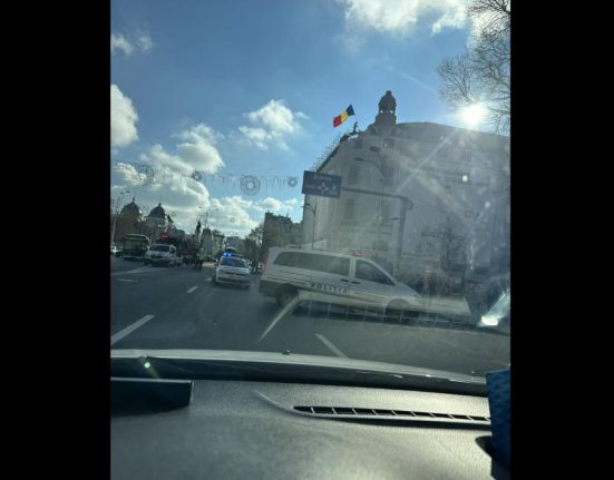 Barbat a blocat traficul urcand pe cladirea Universitatii