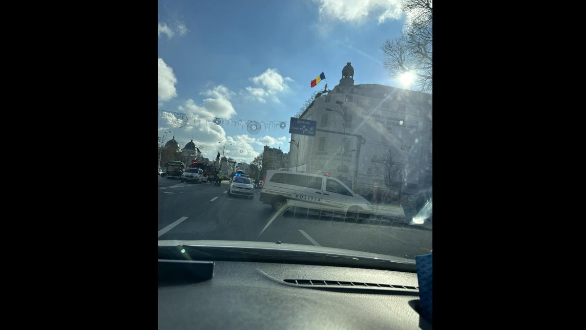 Barbat a blocat traficul urcand pe cladirea Universitatii