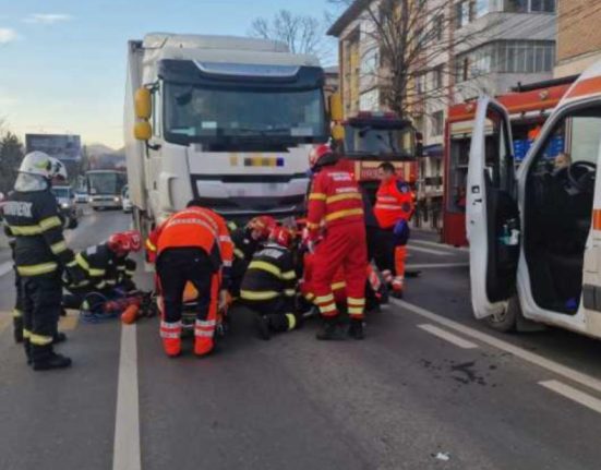 Barbat supravietuieste dupa ce este lovit de TIR in Neamt