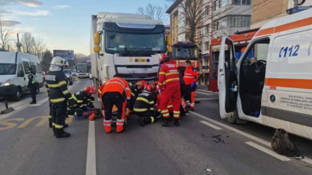 Barbat supravietuieste dupa ce este lovit de TIR in Neamt