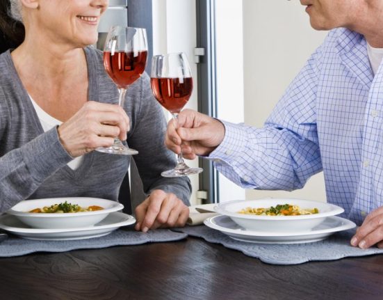 Cina romantica cu final neasteptat L a cucerit online a invitat o acasa iar ea a plecat cu bani si bijuterii