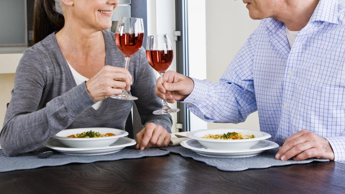Cina romantica cu final neasteptat L a cucerit online a invitat o acasa iar ea a plecat cu bani si bijuterii
