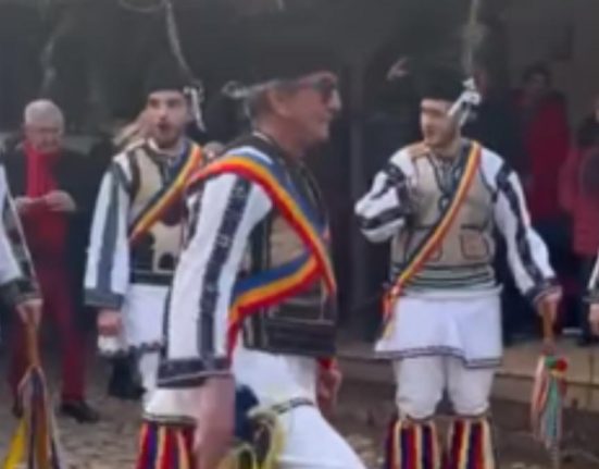 Dorel Sandesc managerul Spitalului Judetean Timisoara a dansat cu calusarii in port traditional