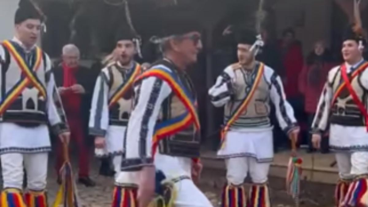 Dorel Sandesc managerul Spitalului Judetean Timisoara a dansat cu calusarii in port traditional