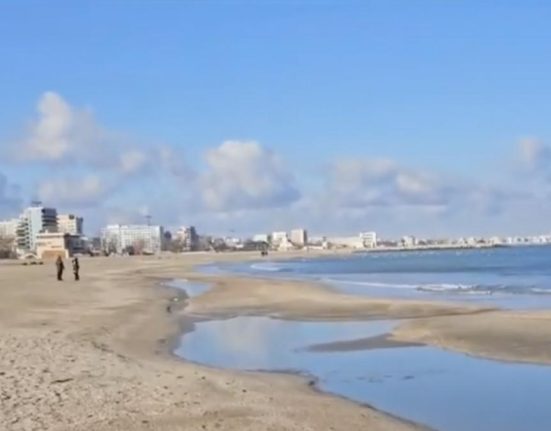 La mare pe plaja s au format insulite si lagune Expertii explica fenomenul neobisnuit Trebuie sa ne obisnuim