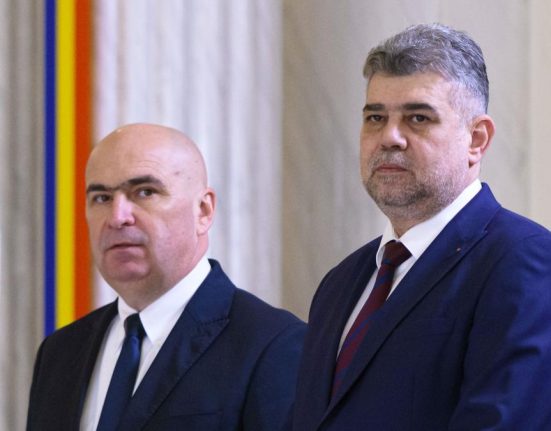 Marcel Ciolacu il apara pe Bolojan in scandalul concedierilor si se distanteaza de fostii demnitari PSD prezenti la protest
