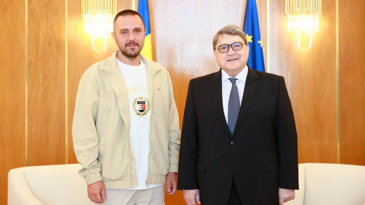 Marinarul roman eliberat de Houthi primit la MAE