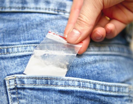 Mii de elevi romani dependenti de tutun alcool si droguri