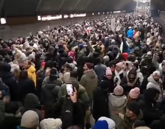 Momente emotionante la metrou Titan muncitori nepalezi s au intalnit si au scandat Nepal