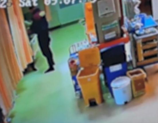 Momentul cand un pacient beat injunghie un paznic la Spitalul din Onesti
