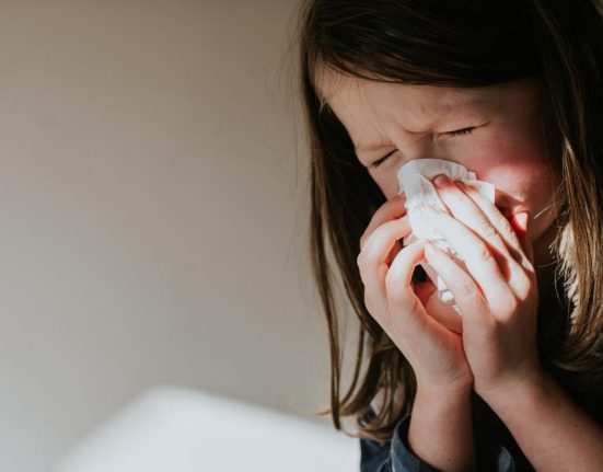 Peste 57000 de infectii respiratorii acute saptamana trecuta 4 decese din cauza gripei iarna aceasta Diferenta dintre gripa si raceala