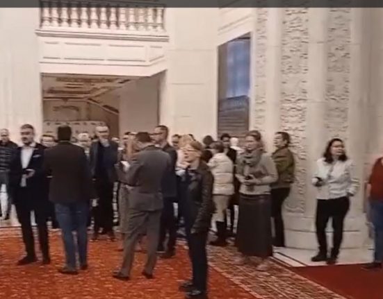 Protest fara precedent in Senat angajatii demisi au mers la Ilie Bolojan care i a actionat in instanta