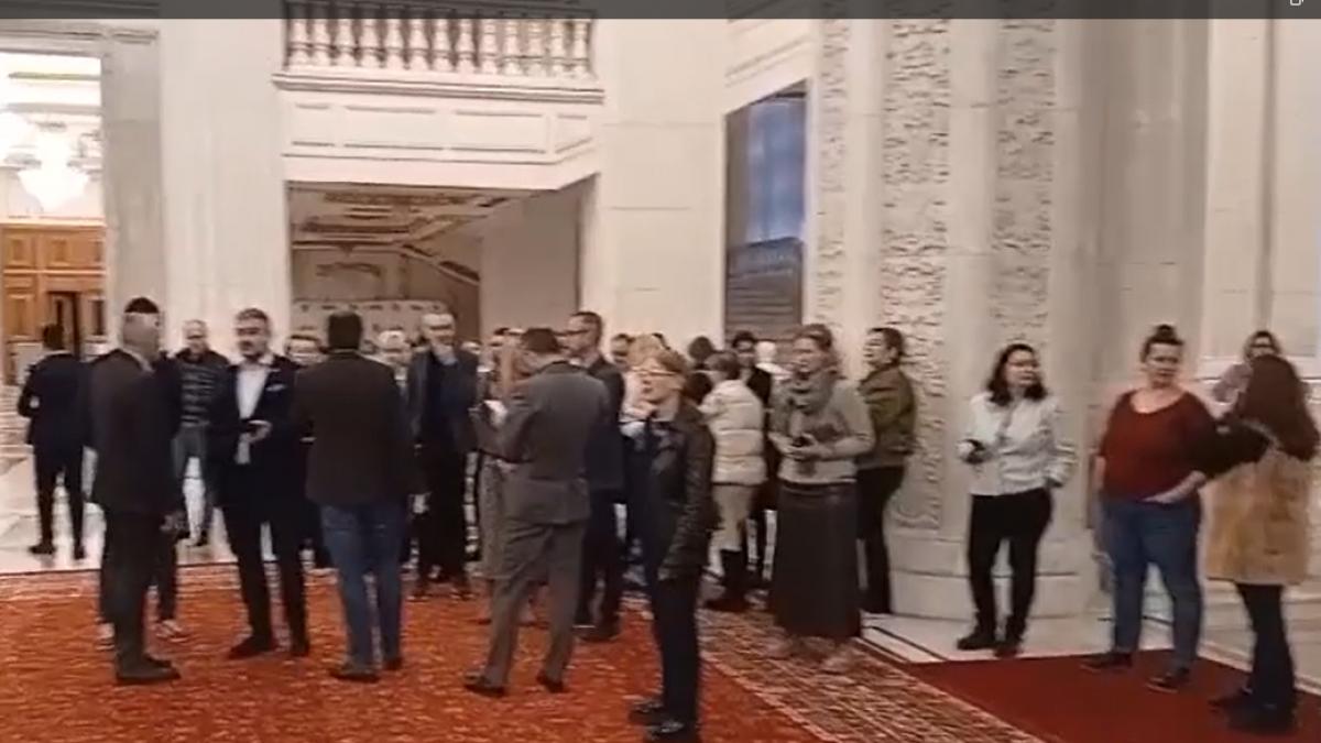 Protest fara precedent in Senat angajatii demisi au mers la Ilie Bolojan care i a actionat in instanta
