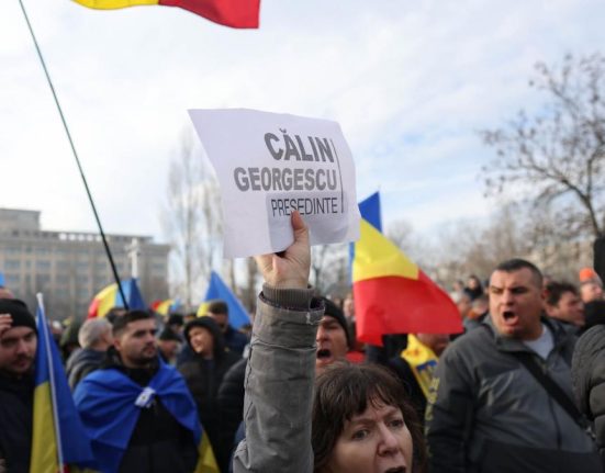 Protest in fata CCR Calin Georgescu absent de la miting Avocatii au depus cerere