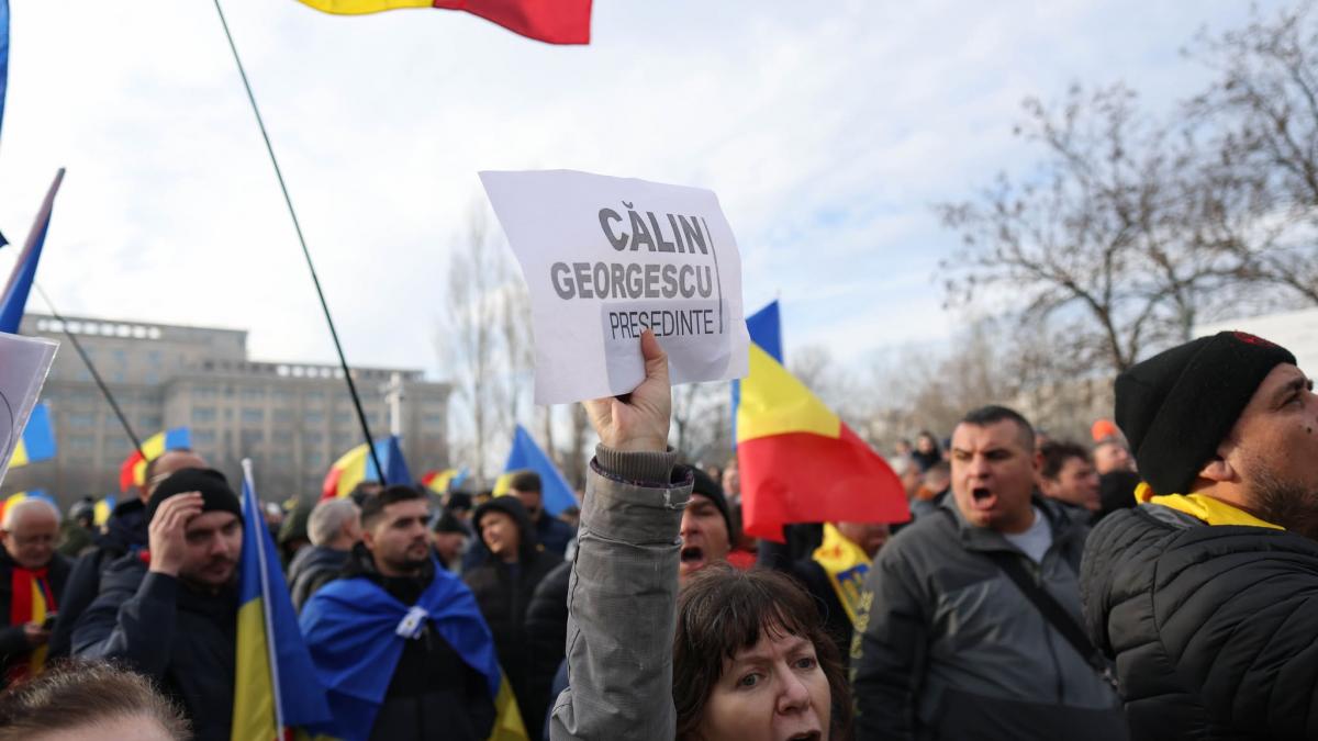 Protest in fata CCR Calin Georgescu absent de la miting Avocatii au depus cerere