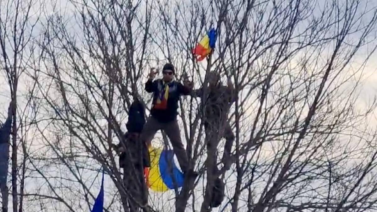 Protest in fata CCR Calin Georgescu absent la miting Avocatii au depus cerere la Curte