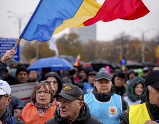 Protest in fata Guvernului de Ziua Unirii 30000 de CFR isti mineri si pensionari
