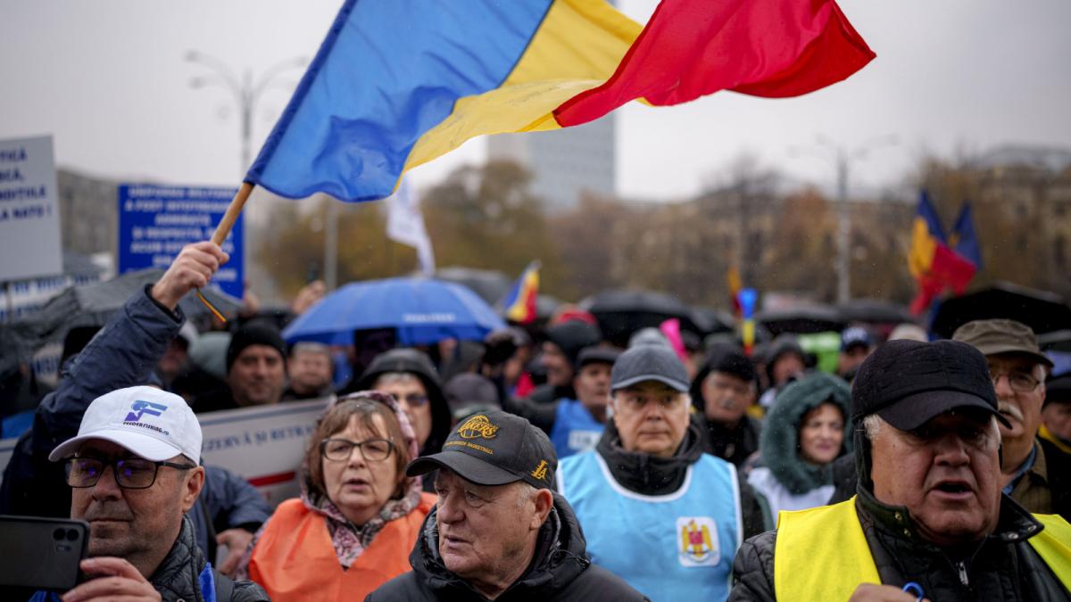 Protest in fata Guvernului de Ziua Unirii 30000 de CFR isti mineri si pensionari