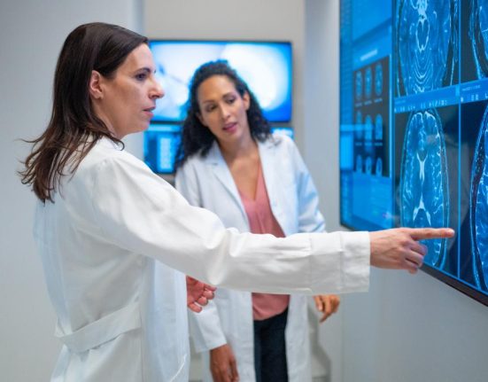 Romania are multi absolventi de medicina dar putini doctori