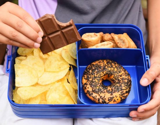 Schimbari mari la chioscurile scolare Dulciuri si junk food interzise