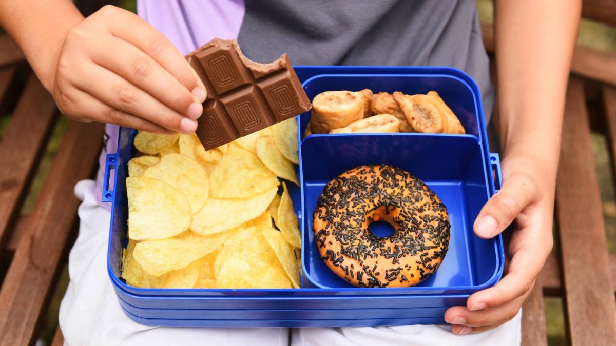 Schimbari mari la chioscurile scolare Dulciuri si junk food interzise