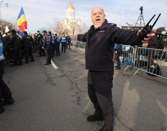 Sustinatorii lui Calin Georgescu au atacat jurnalistii jandarmii au intervenit