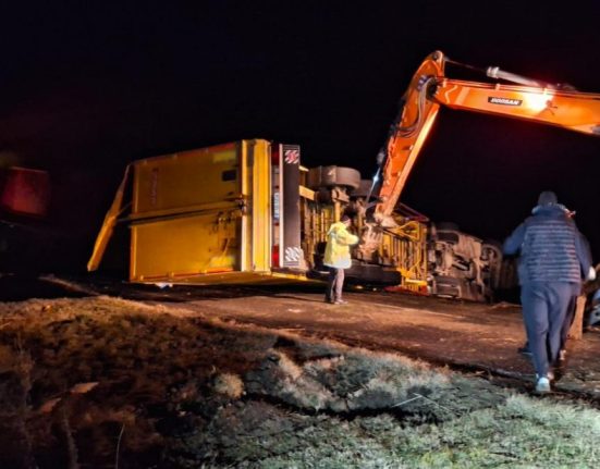 Un TIR cu 49 tone sare potasiu rasturnat pe DN22
