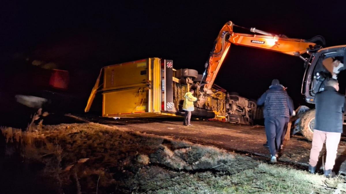Un TIR cu 49 tone sare potasiu rasturnat pe DN22
