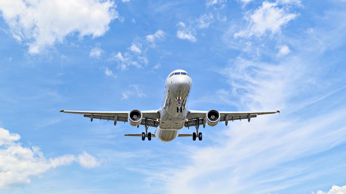 Un avion cere aterizare urgenta zboara deasupra Valcea