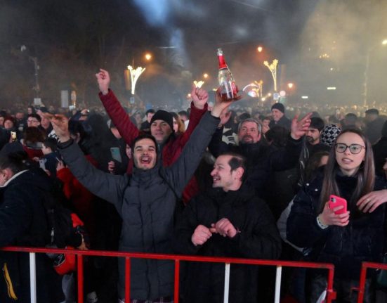 Zeci de mii de romani au sarbatorit Revelionul in strada