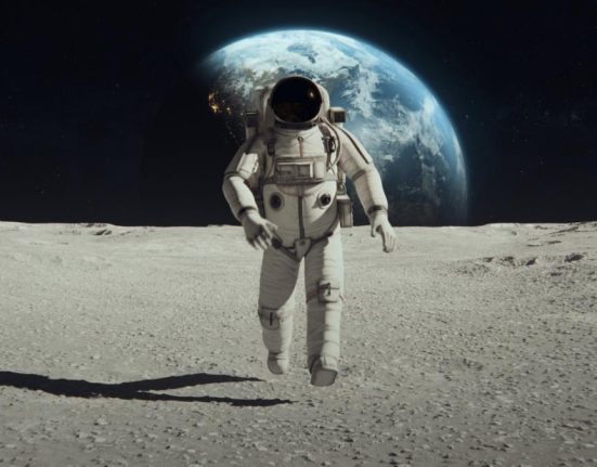 Cei doi astronauti de pe Starliner ies in afara statiei