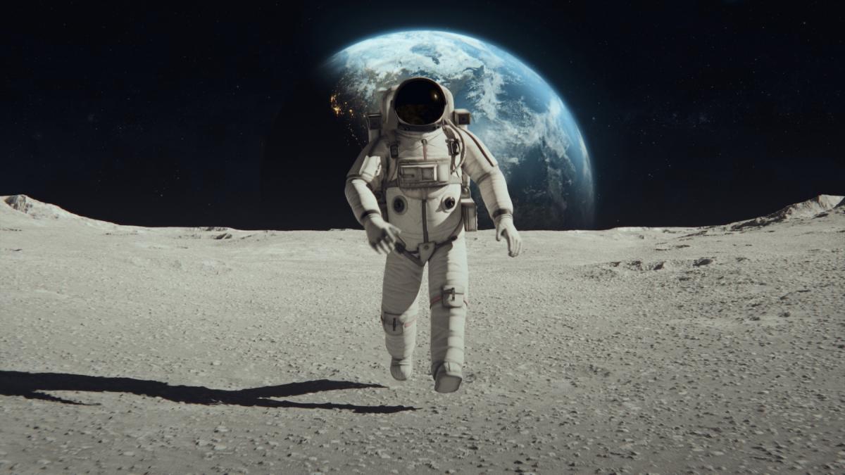 Cei doi astronauti de pe Starliner ies in afara statiei
