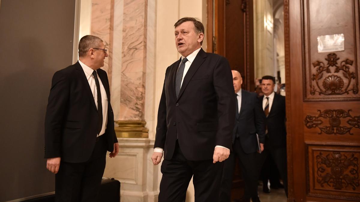 Crin Antonescu doreste reglementarea retelelor sociale Ma deranjeaza falsificarea si instigarea