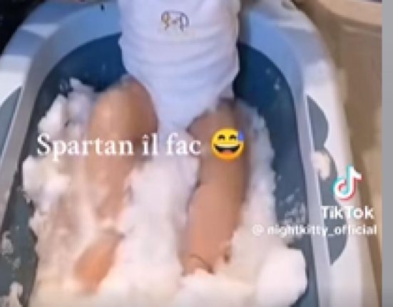 Cum se apara mama ce si a pus copilul in zapada
