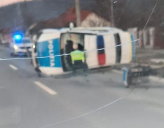 Doi politisti raniti intr un accident in Otelu Rosu