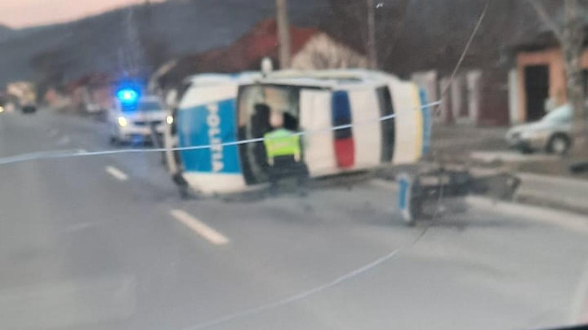 Doi politisti raniti intr un accident in Otelu Rosu