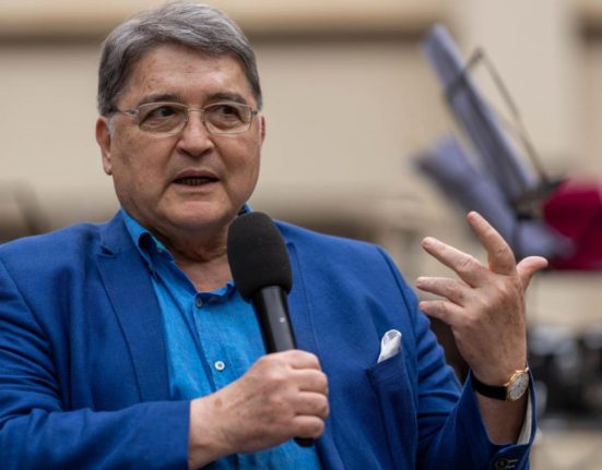 Emil Hurezeanu asigura ca nu vor fi concedieri la MAE Deficit de 600 de posturi