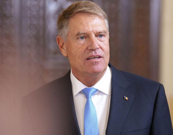 Klaus Iohannis a decorat judecatori ai CCR in ziua inceperii suspendarii