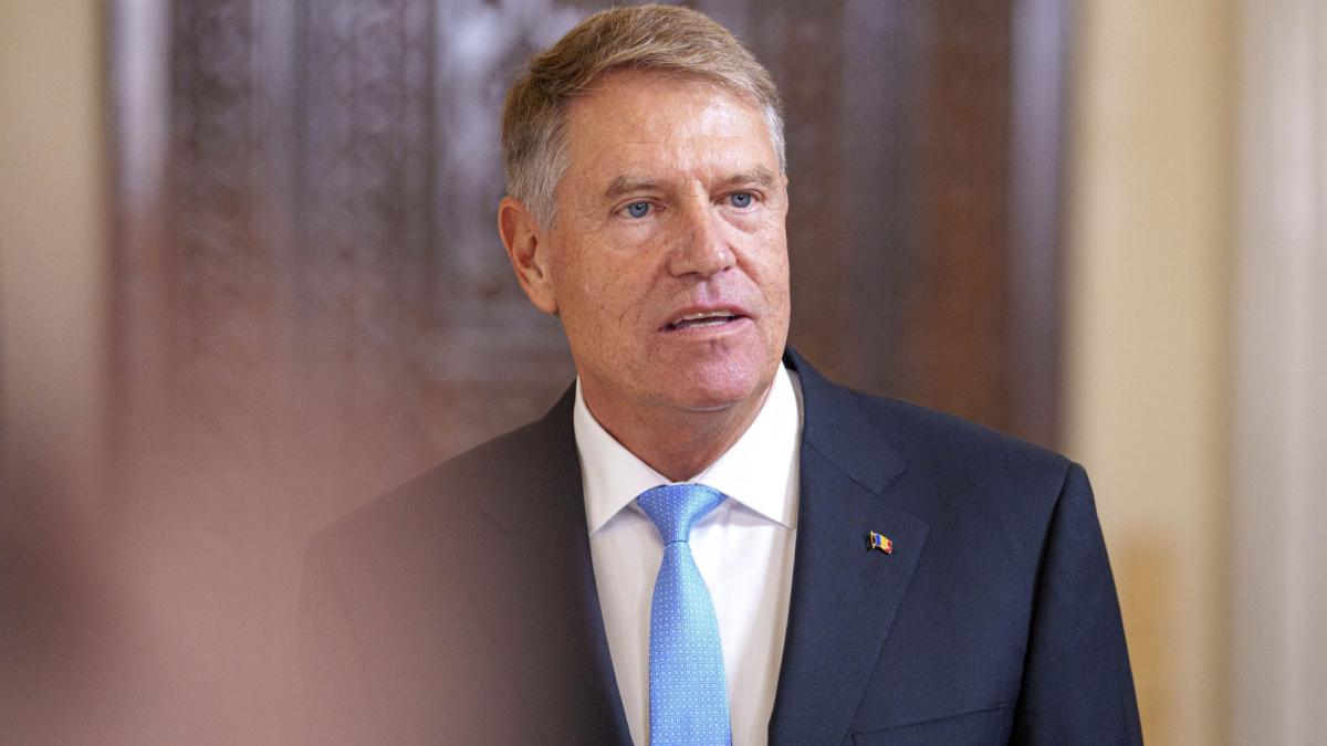 Klaus Iohannis a decorat judecatori ai CCR in ziua inceperii suspendarii