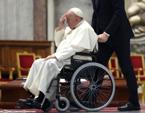 Papa Francisc are pneumonie la ambii plamani Vaticanul Tablou clinic complex