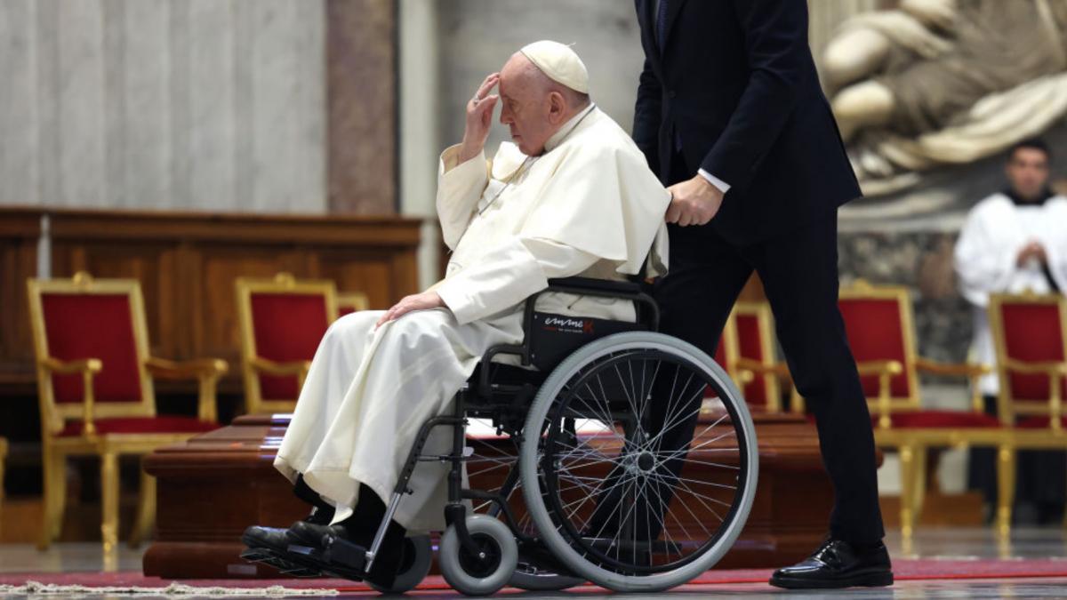 Papa Francisc are pneumonie la ambii plamani Vaticanul Tablou clinic